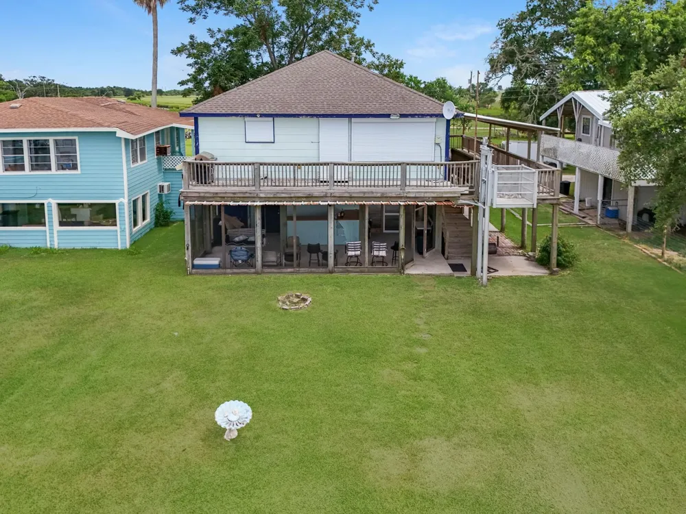 211 Captains Road Anahuac, TX 77514