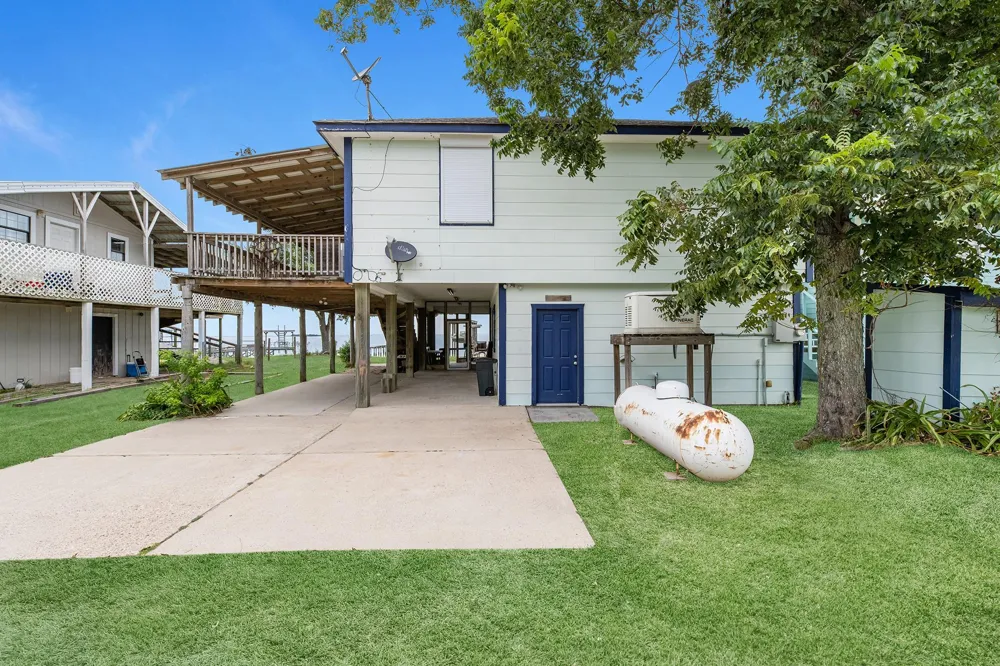 211 Captains Road Anahuac, TX 77514