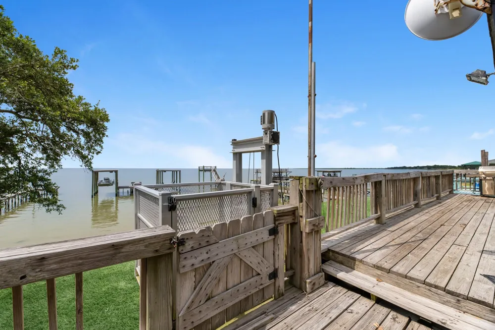 211 Captains Road Anahuac, TX 77514