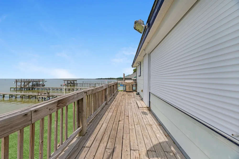 211 Captains Road Anahuac, TX 77514