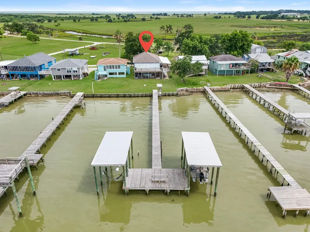211 Captains Road Anahuac, TX 77514
