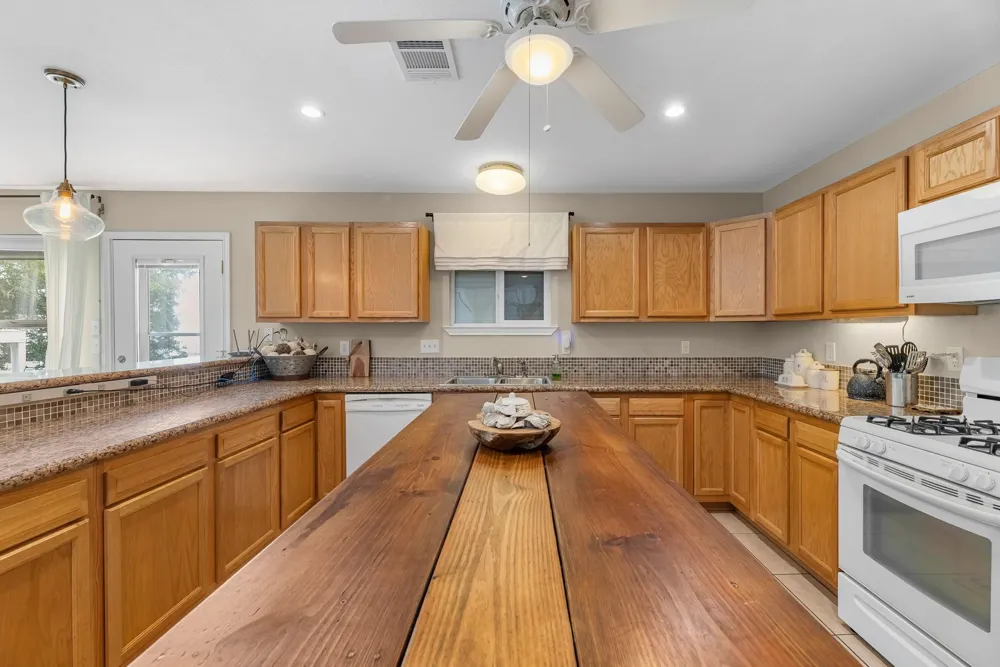 211 Captains Road Anahuac, TX 77514