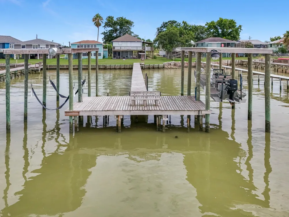 211 Captains Road Anahuac, TX 77514