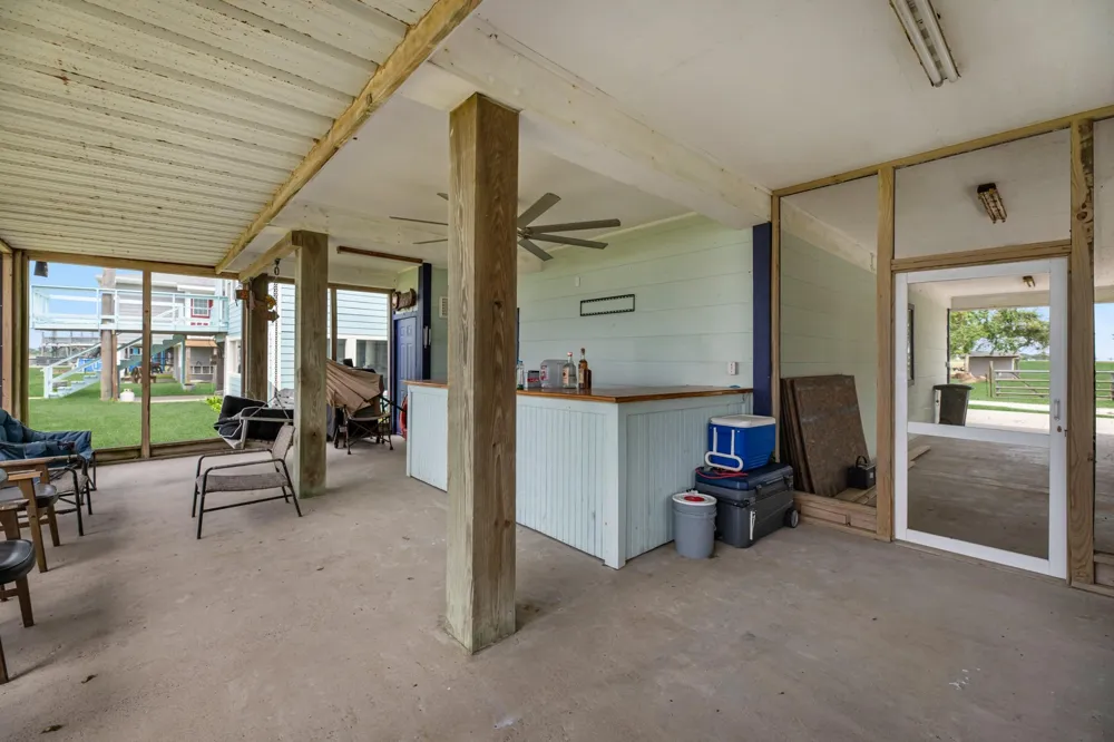 211 Captains Road Anahuac, TX 77514