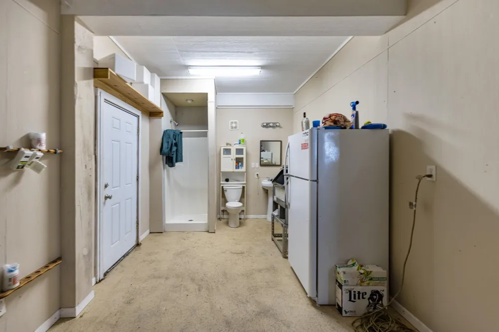 211 Captains Road Anahuac, TX 77514