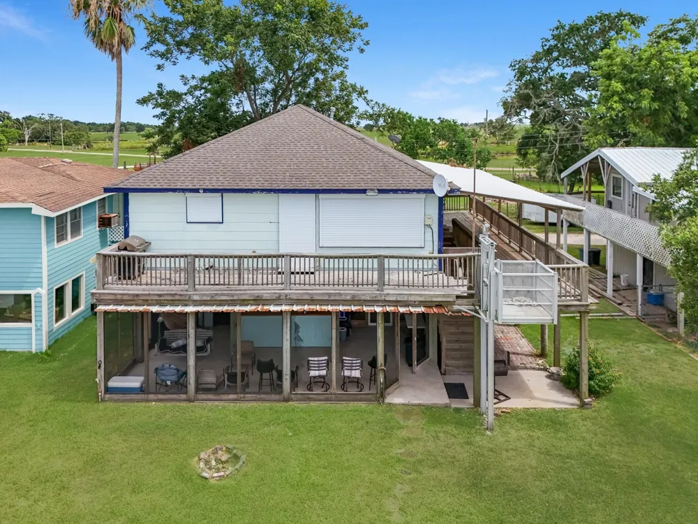 211 Captains Road Anahuac, TX 77514