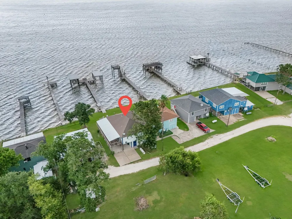 211 Captains Road Anahuac, TX 77514
