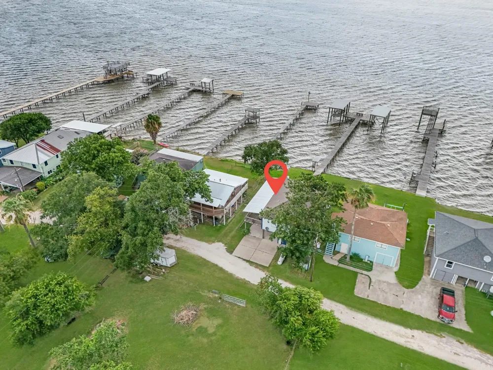 211 Captains Road Anahuac, TX 77514
