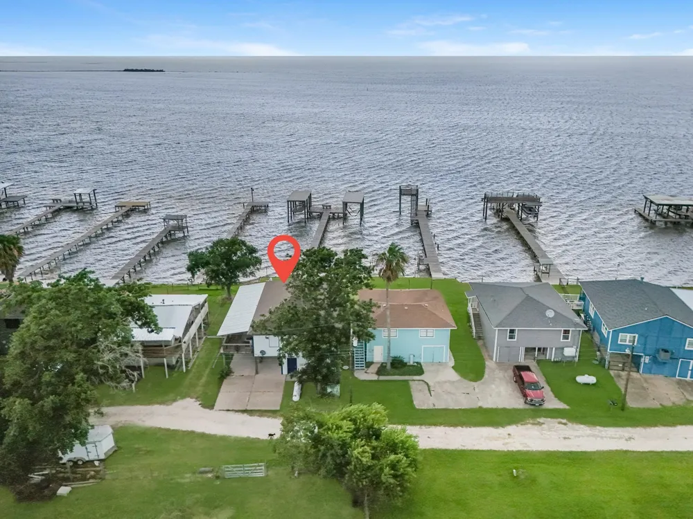 211 Captains Road Anahuac, TX 77514
