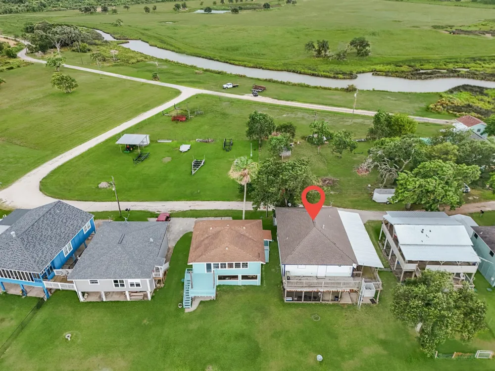 211 Captains Road Anahuac, TX 77514