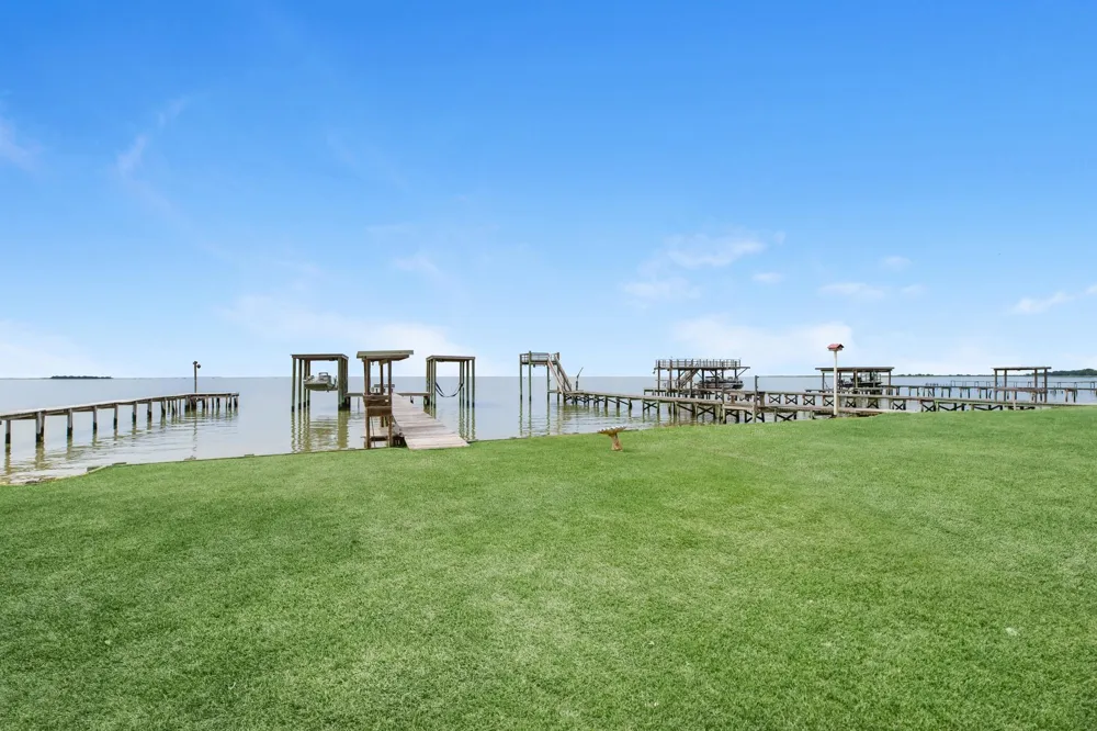 211 Captains Road Anahuac, TX 77514