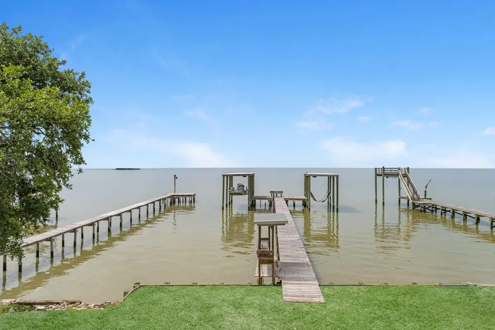 211 Captains Road Anahuac, TX 77514