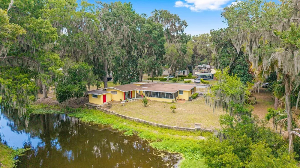 2345 CR 453 Lake Panasoffkee, FL 33538