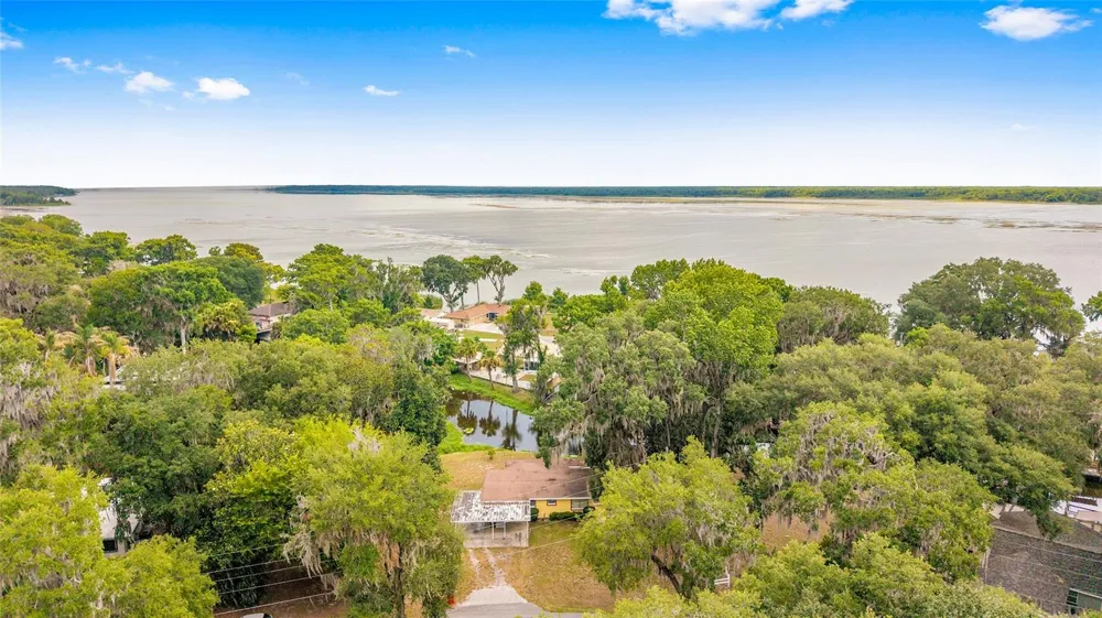 2345 CR 453 Lake Panasoffkee, FL 33538