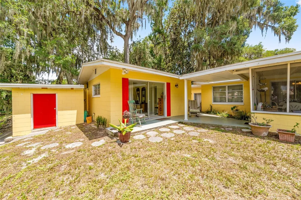 2345 CR 453 Lake Panasoffkee, FL 33538