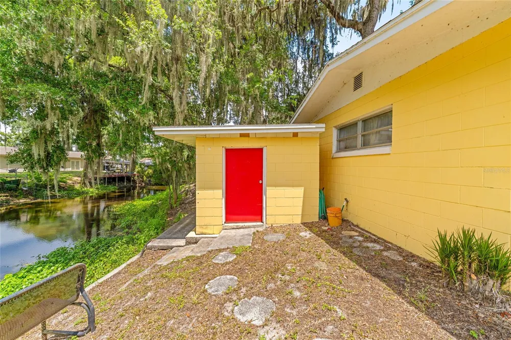 2345 CR 453 Lake Panasoffkee, FL 33538