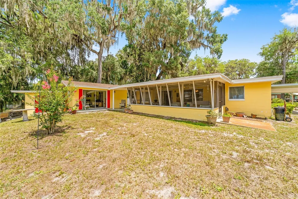 2345 CR 453 Lake Panasoffkee, FL 33538
