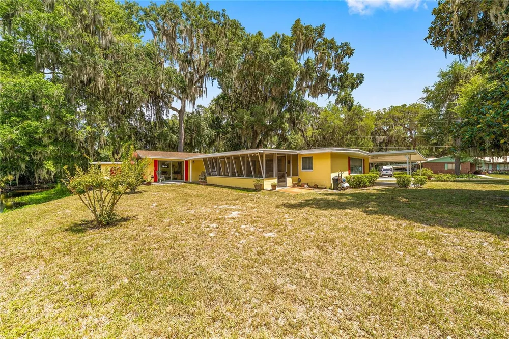 2345 CR 453 Lake Panasoffkee, FL 33538