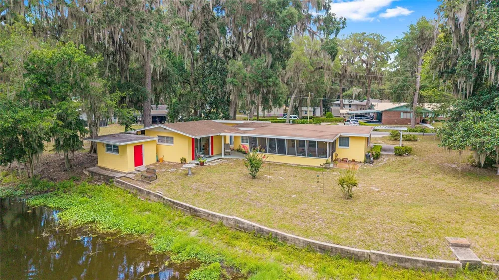2345 CR 453 Lake Panasoffkee, FL 33538