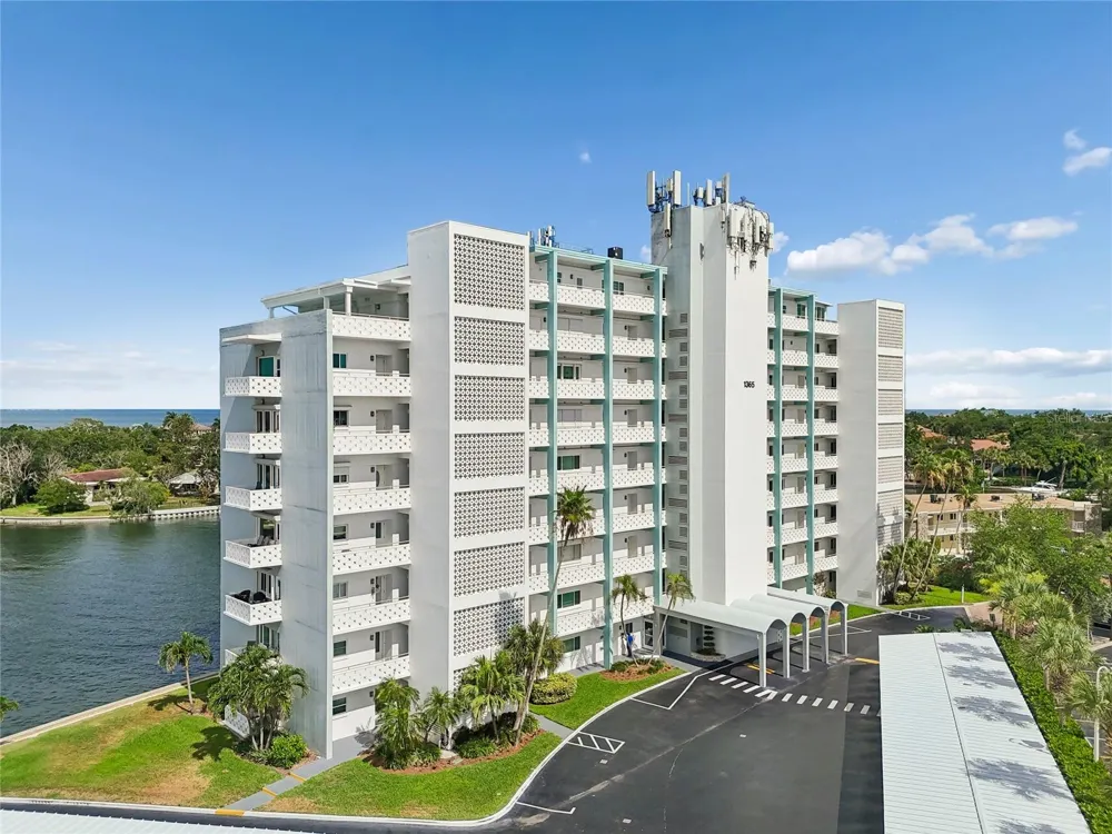 1365 SNELL ISLE BOULEVARD NE #2E St Petersburg, FL 33704