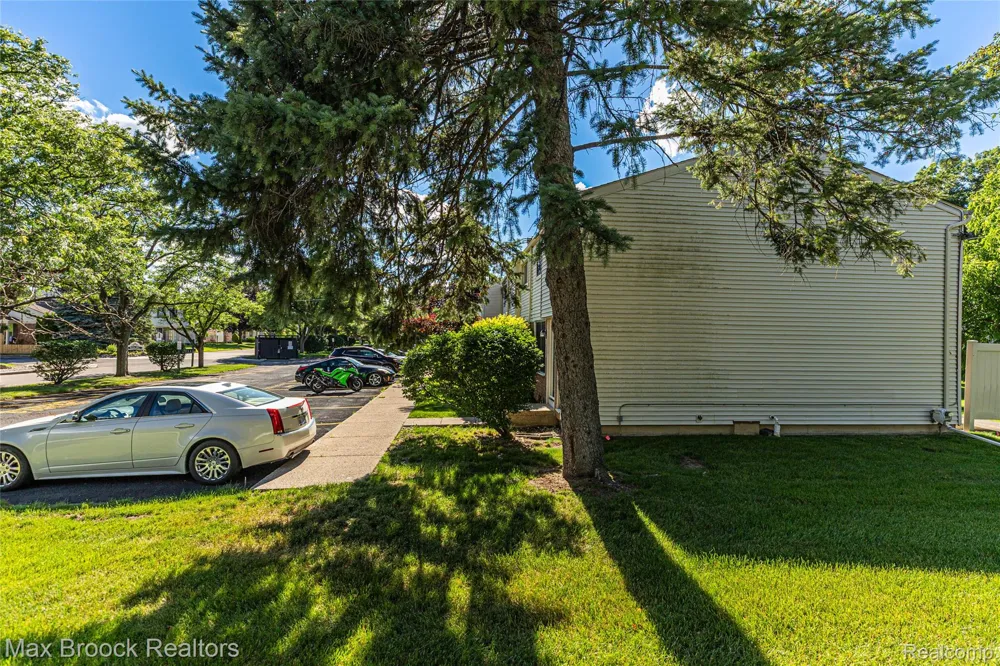 1669 Wimbledon Drive Walled Lake City, MI 48390