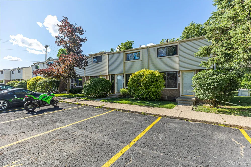 1669 Wimbledon Drive Walled Lake City, MI 48390
