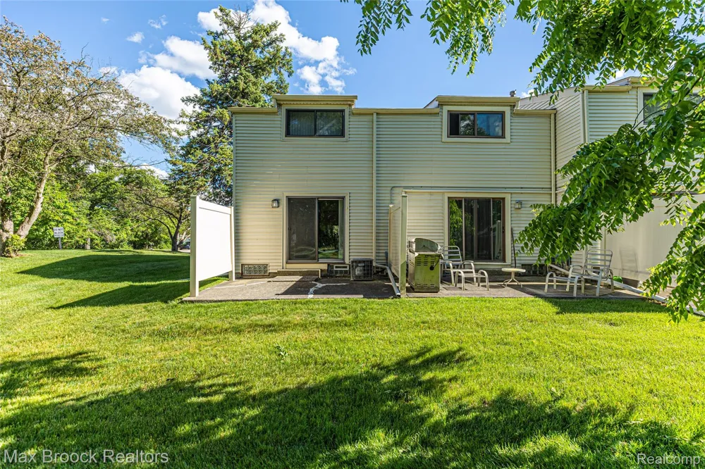 1669 Wimbledon Drive Walled Lake City, MI 48390