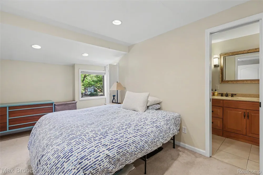 1669 Wimbledon Drive Walled Lake City, MI 48390