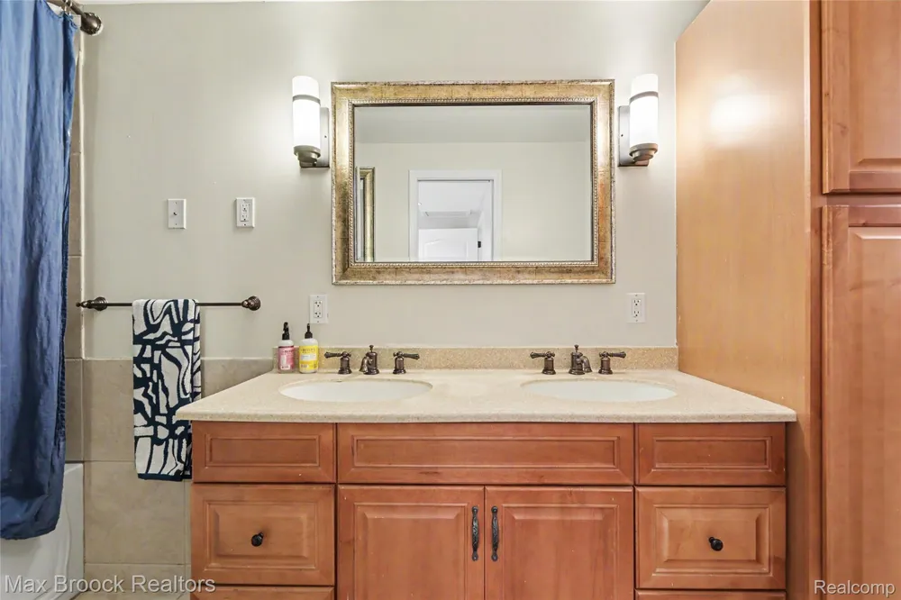 1669 Wimbledon Drive Walled Lake City, MI 48390