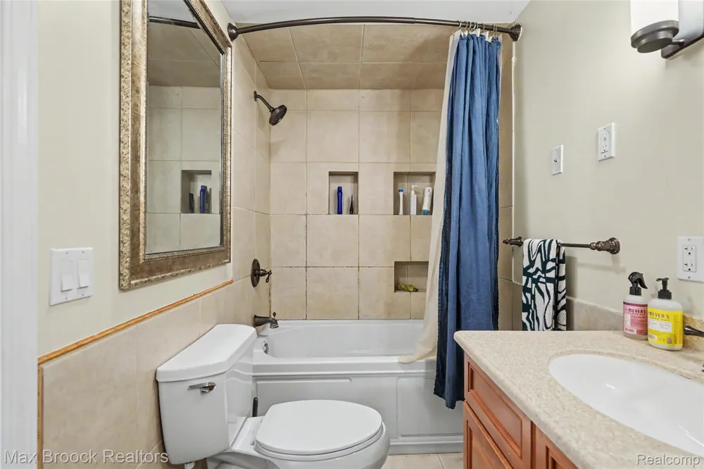 1669 Wimbledon Drive Walled Lake City, MI 48390