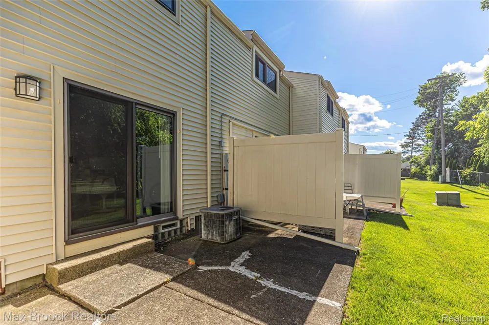 1669 Wimbledon Drive Walled Lake City, MI 48390