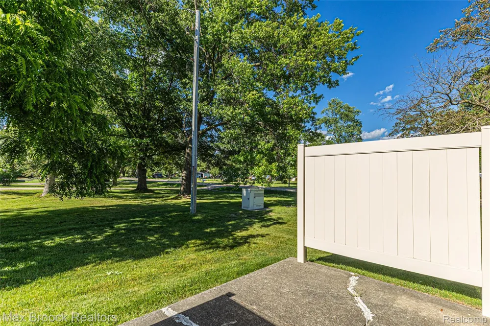 1669 Wimbledon Drive Walled Lake City, MI 48390