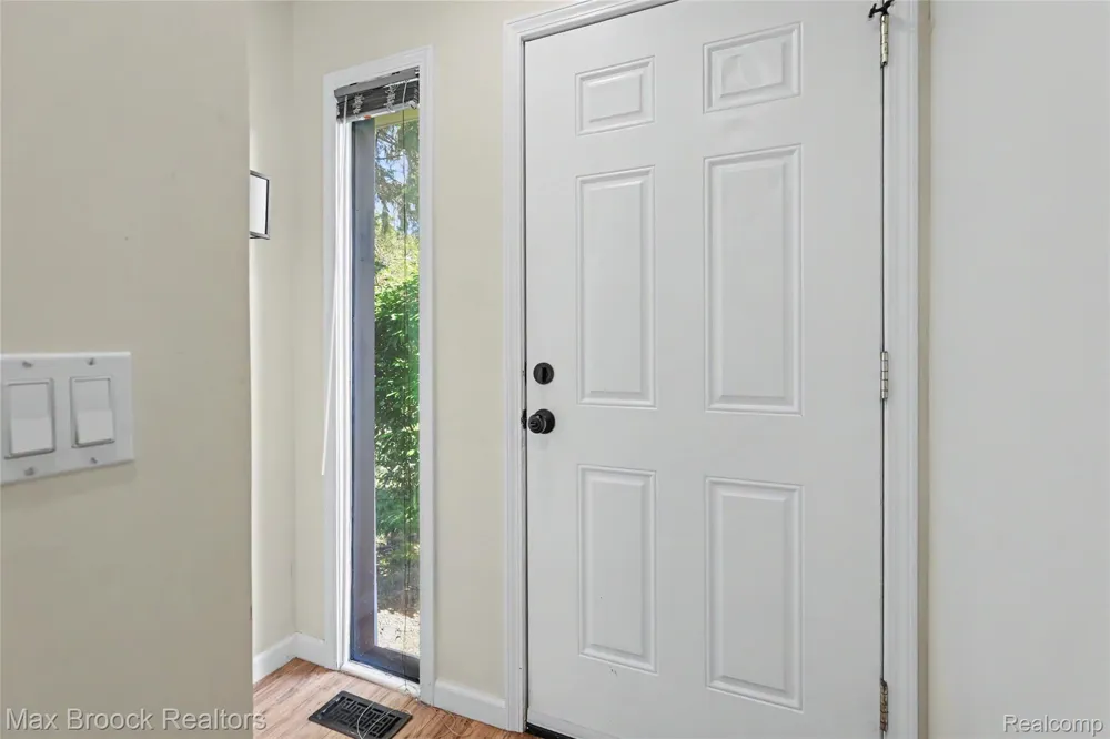 1669 Wimbledon Drive Walled Lake City, MI 48390