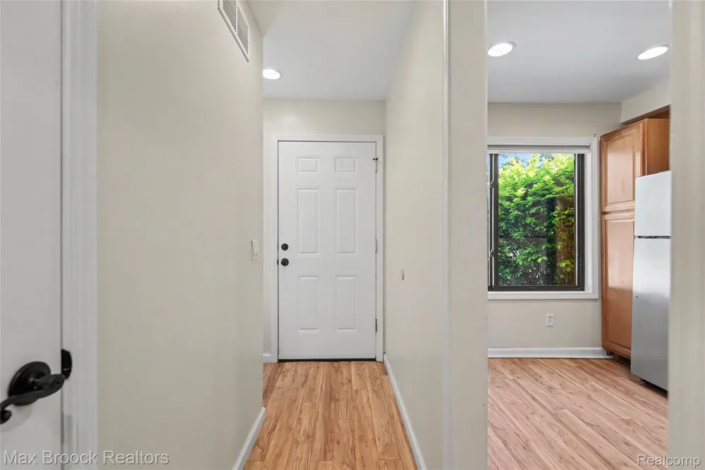 1669 Wimbledon Drive Walled Lake City, MI 48390