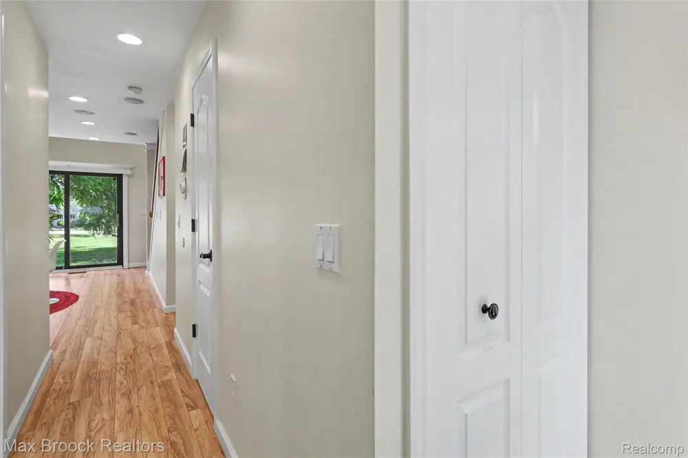 1669 Wimbledon Drive Walled Lake City, MI 48390