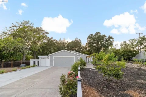 1021 Scots Ln