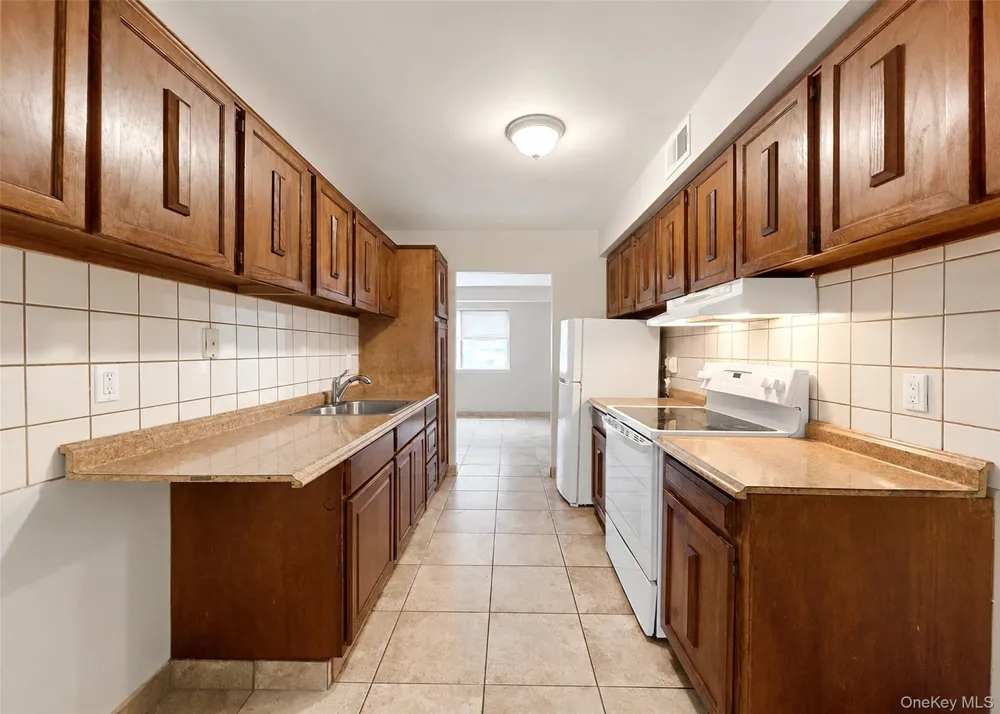 136 Hill Crescent Calverton, NY 11933
