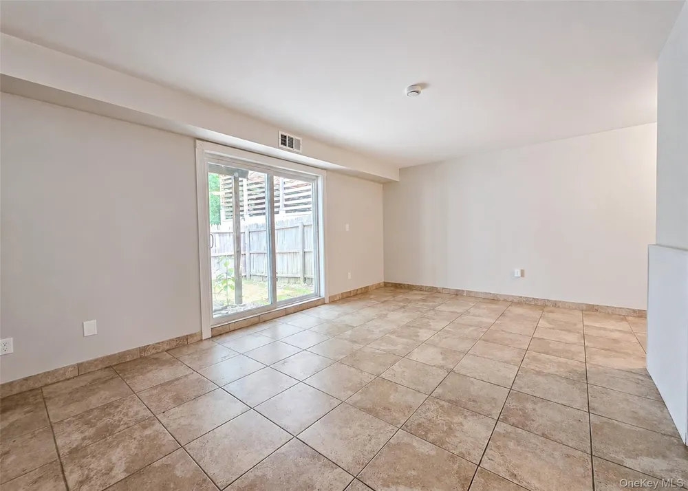 136 Hill Crescent Calverton, NY 11933