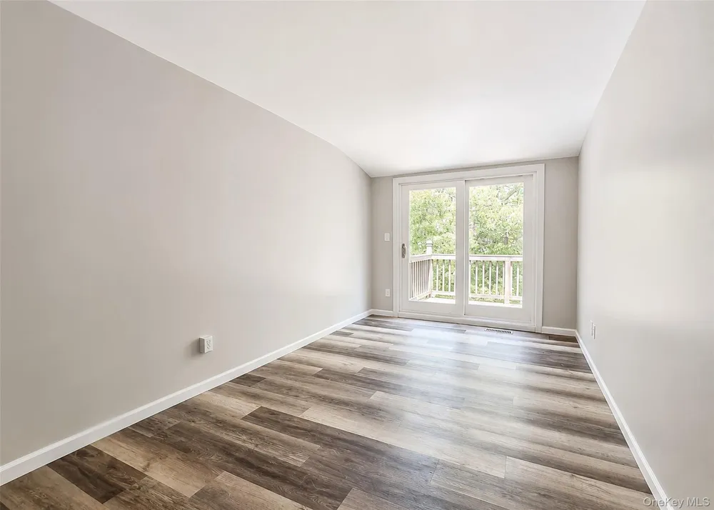 136 Hill Crescent Calverton, NY 11933