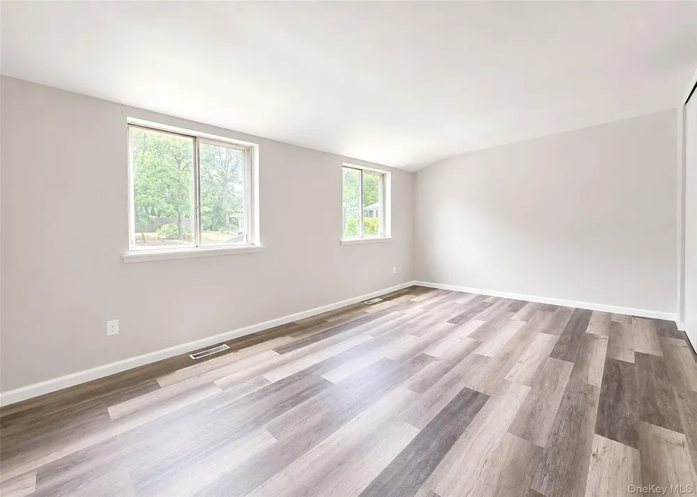 136 Hill Crescent Calverton, NY 11933