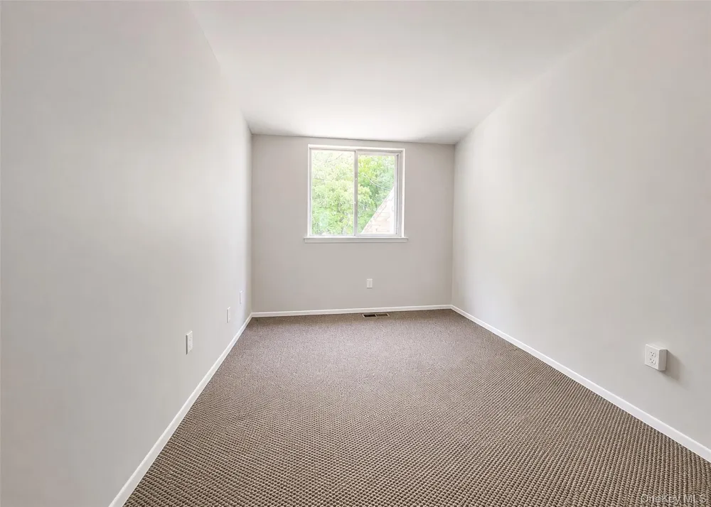 136 Hill Crescent Calverton, NY 11933