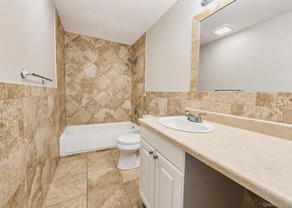 136 Hill Crescent Calverton, NY 11933