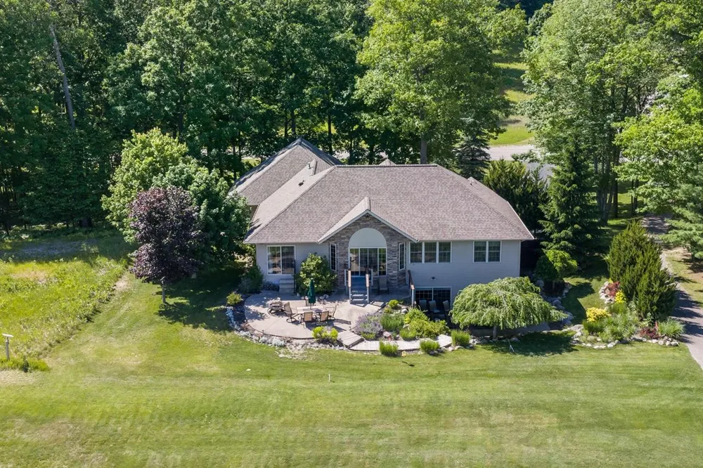 9482 Stonebridge Canadian Lakes, MI 49346