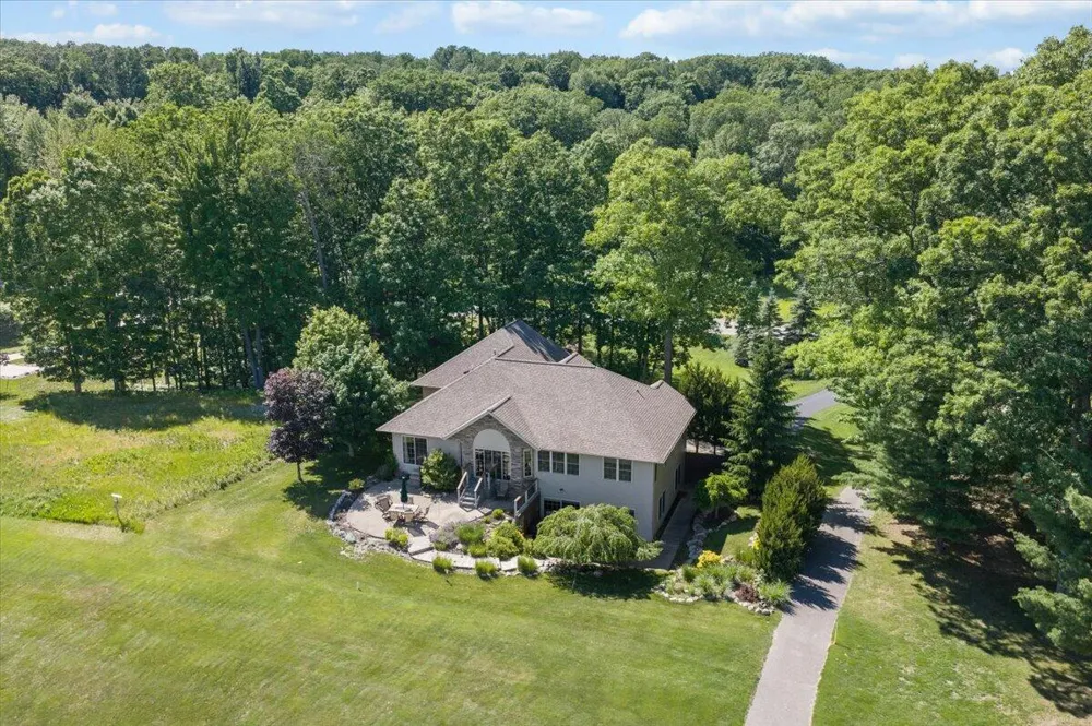 9482 Stonebridge Canadian Lakes, MI 49346