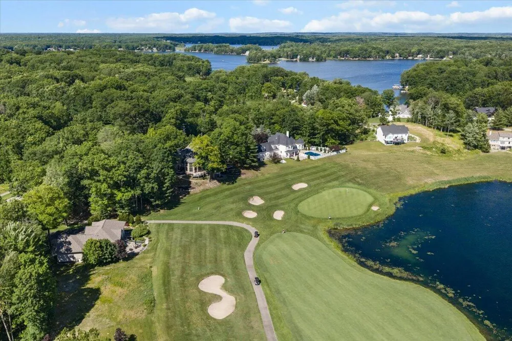 9482 Stonebridge Canadian Lakes, MI 49346