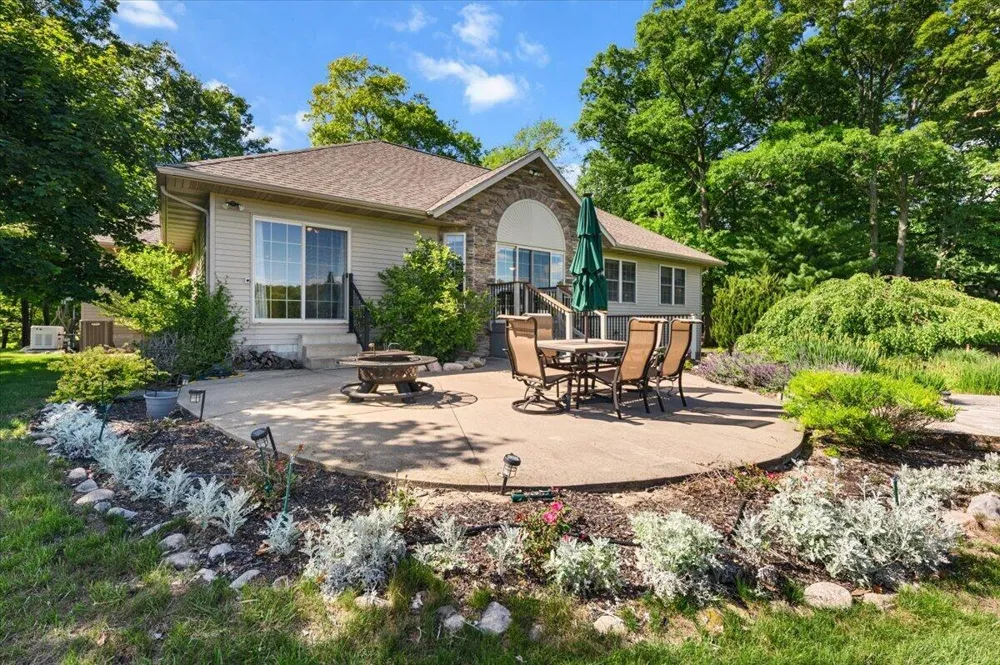 9482 Stonebridge Canadian Lakes, MI 49346