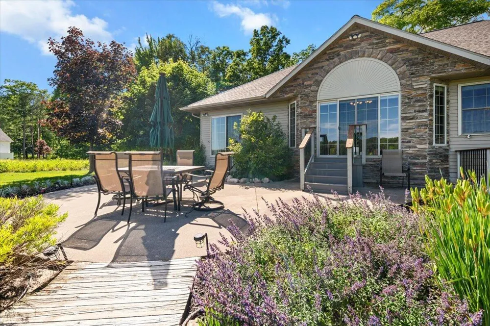 9482 Stonebridge Canadian Lakes, MI 49346