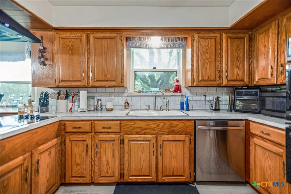 300 Green Avenue Palacios, TX 77465