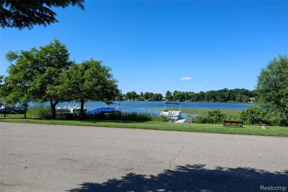 92 Cranberry Beach Blvd White Lake Charter Township, MI 48386