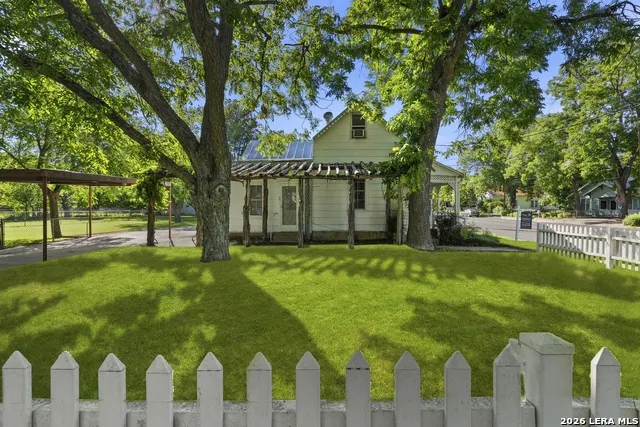 501 W CREEK ST Fredericksburg, TX 78624